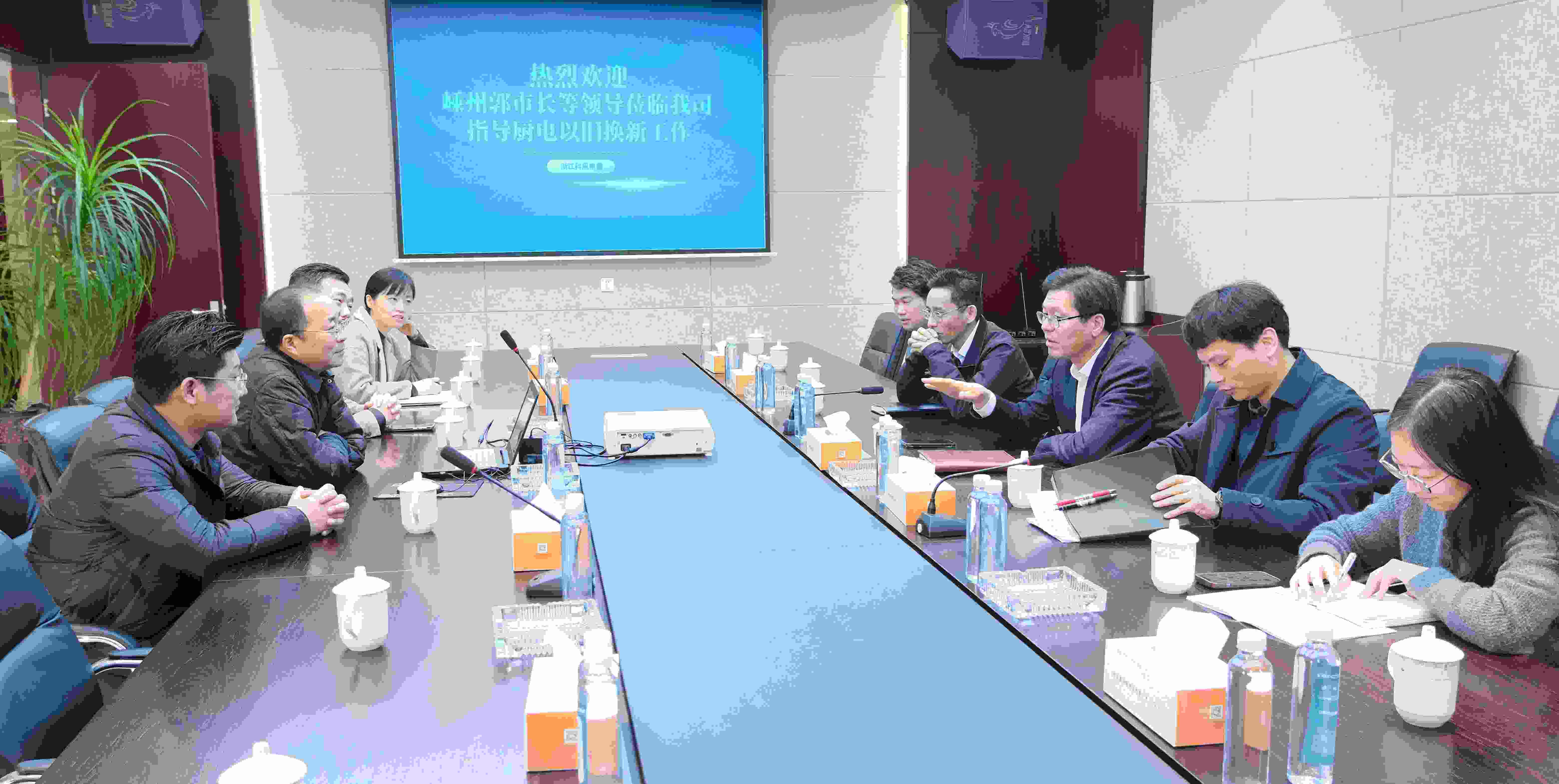 嵊州‌市副市長郭偉鋒，商務局領導一行蒞臨科恩調(diào)研廚電以舊換新工作！